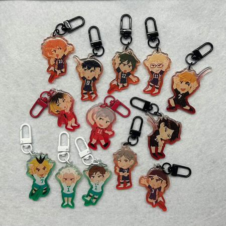 double-sided keychain designs of several characters from haikyuu
